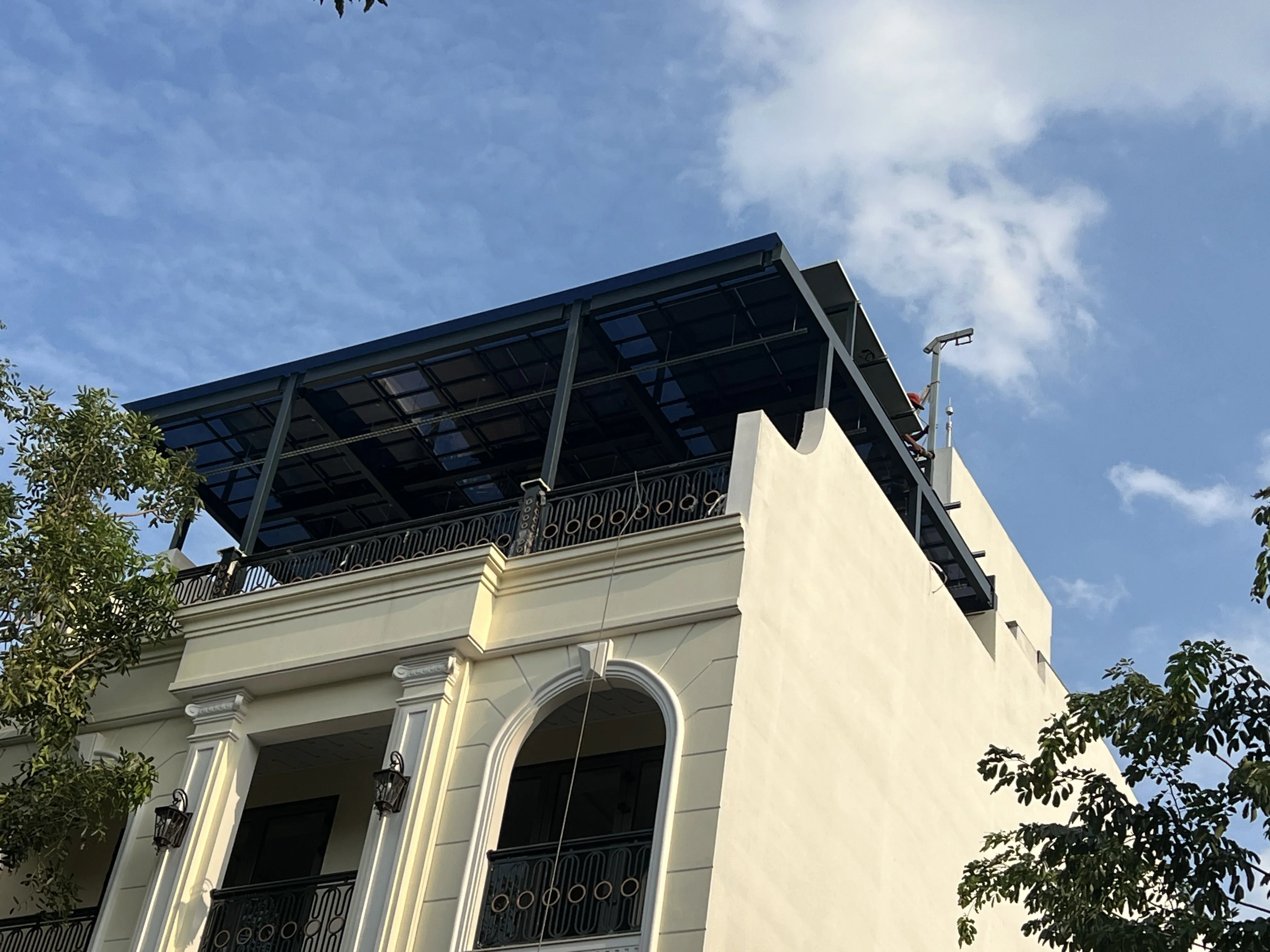 Công trình biệt thự quận 2 – Hạng mục khung kèo thép, poly, trần nhôm b30, b80, thác nước, sàn gỗ nhựa
